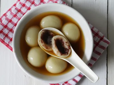 Tang yuan fill the bowls of Asian&nbsp;households worldwide during Lunar New Year celebrations, the white, spherical desserts serving as edible representations of the moon shining overhead.
&nbsp;