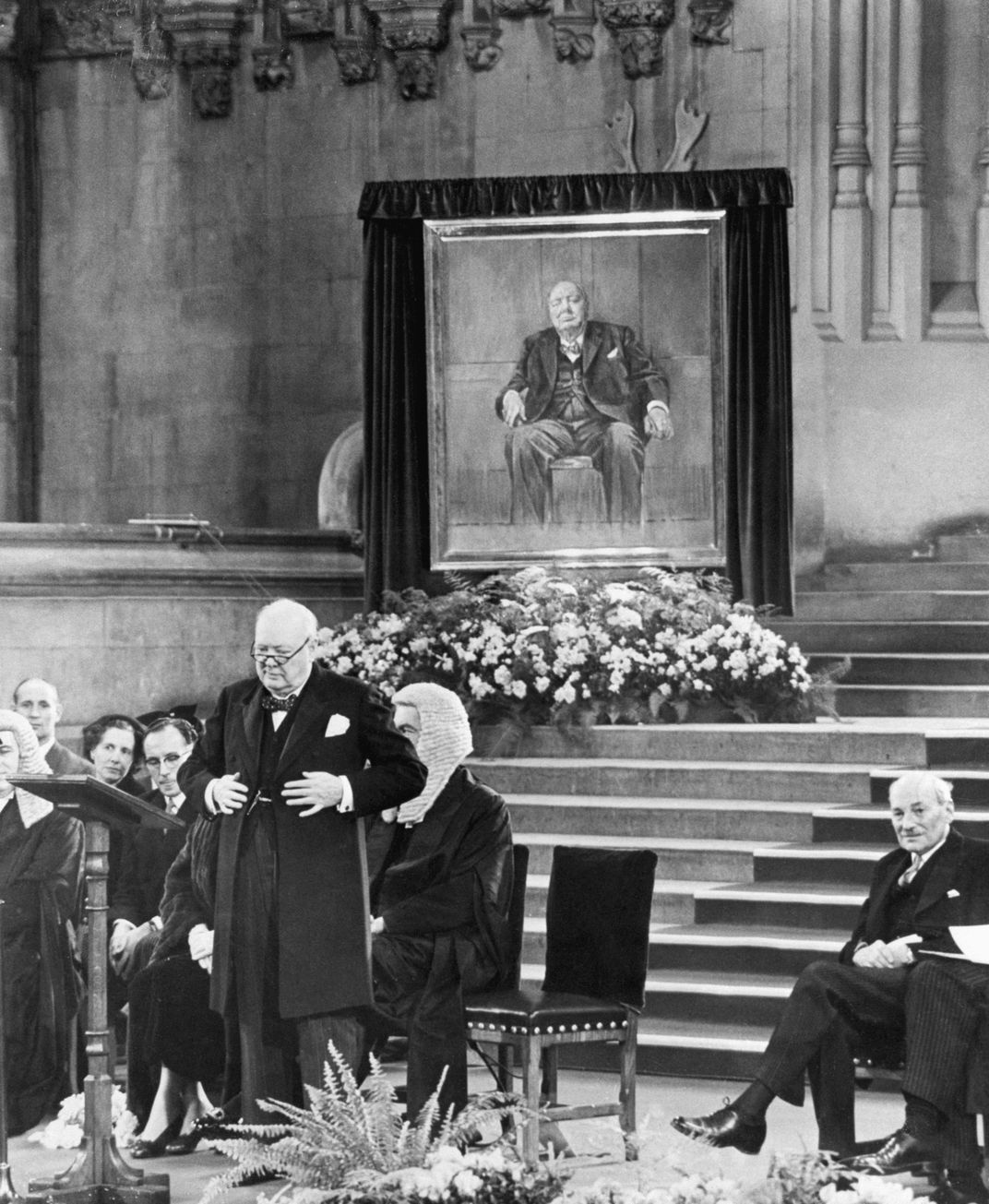 Churchill receives portrait